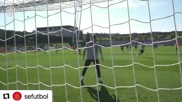 #Repost @sefutbol ・・・ ☄️ A bocajarro, de cabeza, voleas, ajustadas al palo…