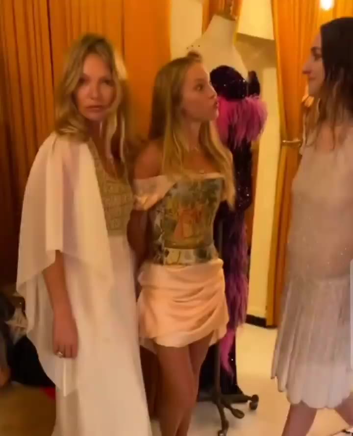 @katemossagency and @lilamoss in her tapestry corset @anniesibiza 🖤🖤🖤x . …