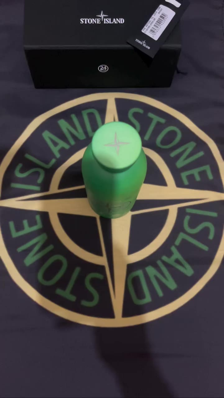 Here is a stone island 24Bottles thermo-sensitive bottle. The exclusive…