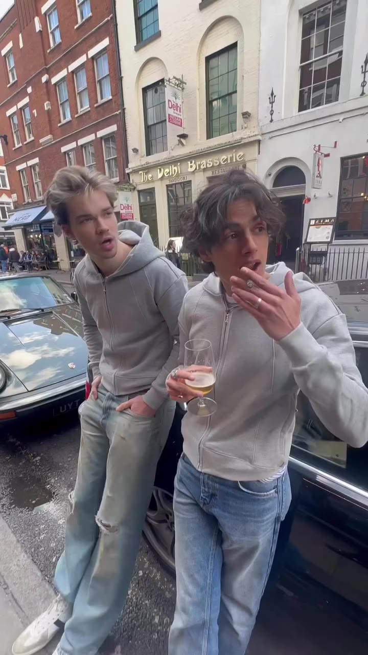 Cigars chit chat and fly people @_nima 🚬