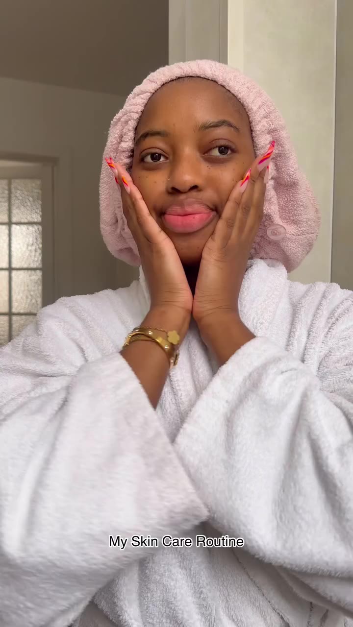 MY SKIN CARE ROUTINE Les étapes: 1. Je nettoie mon visage avec l’eau…
