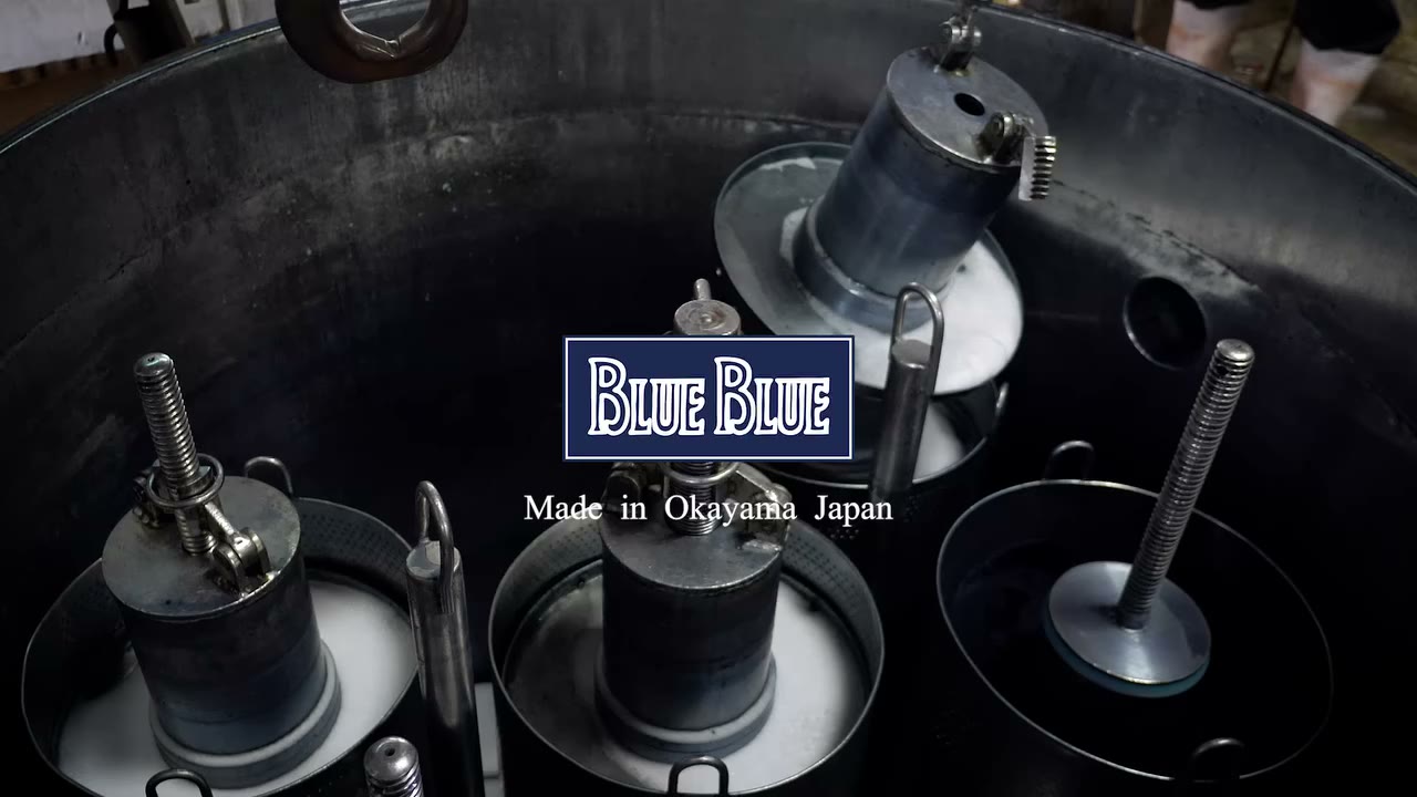 . Made in Okayama Japan ブルーブルーは長年に渡り、デニムにこだわりと愛着を持って製品を作り続けてきました。今回は生地、縫製、加工それぞ…