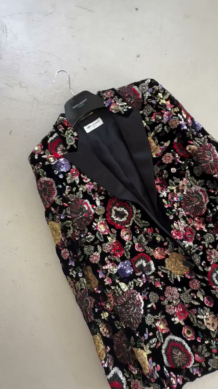 A moment for the blazer 😮‍💨 This stunning Saint Laurent runway piece is…