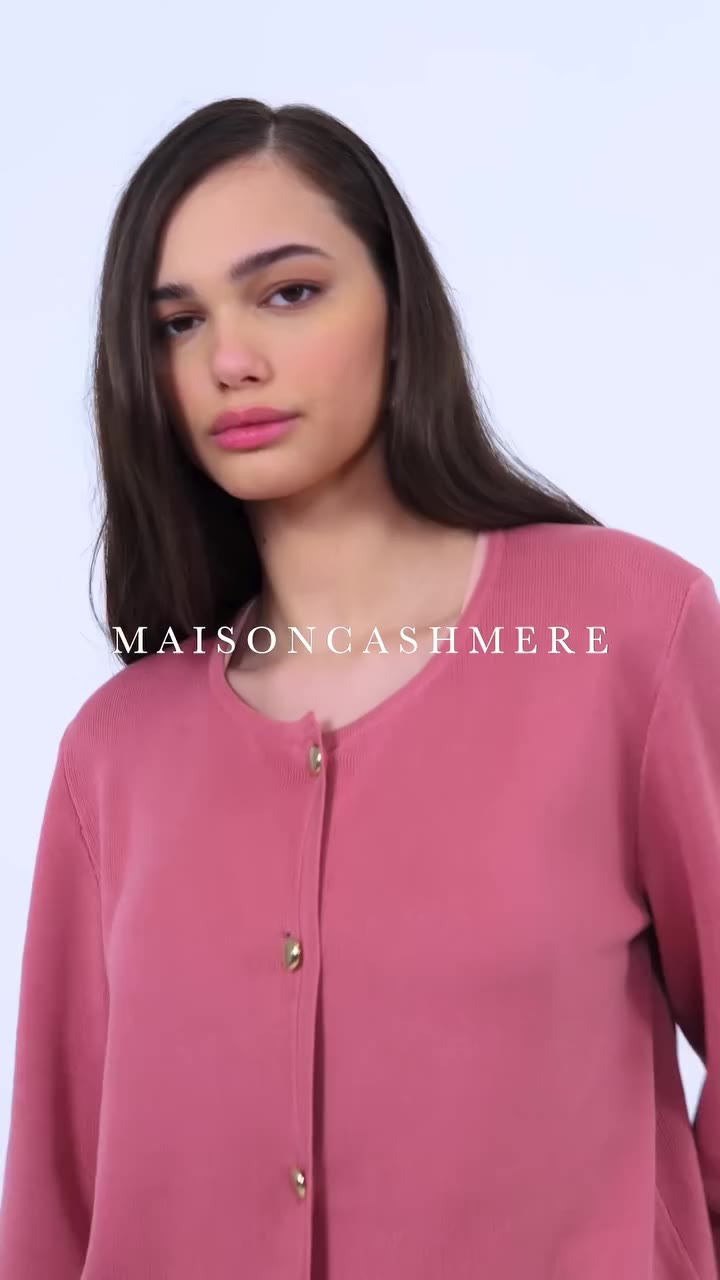A gentle breeze of cotton, colored by summer. Our Giza cotton cardigan in rose…