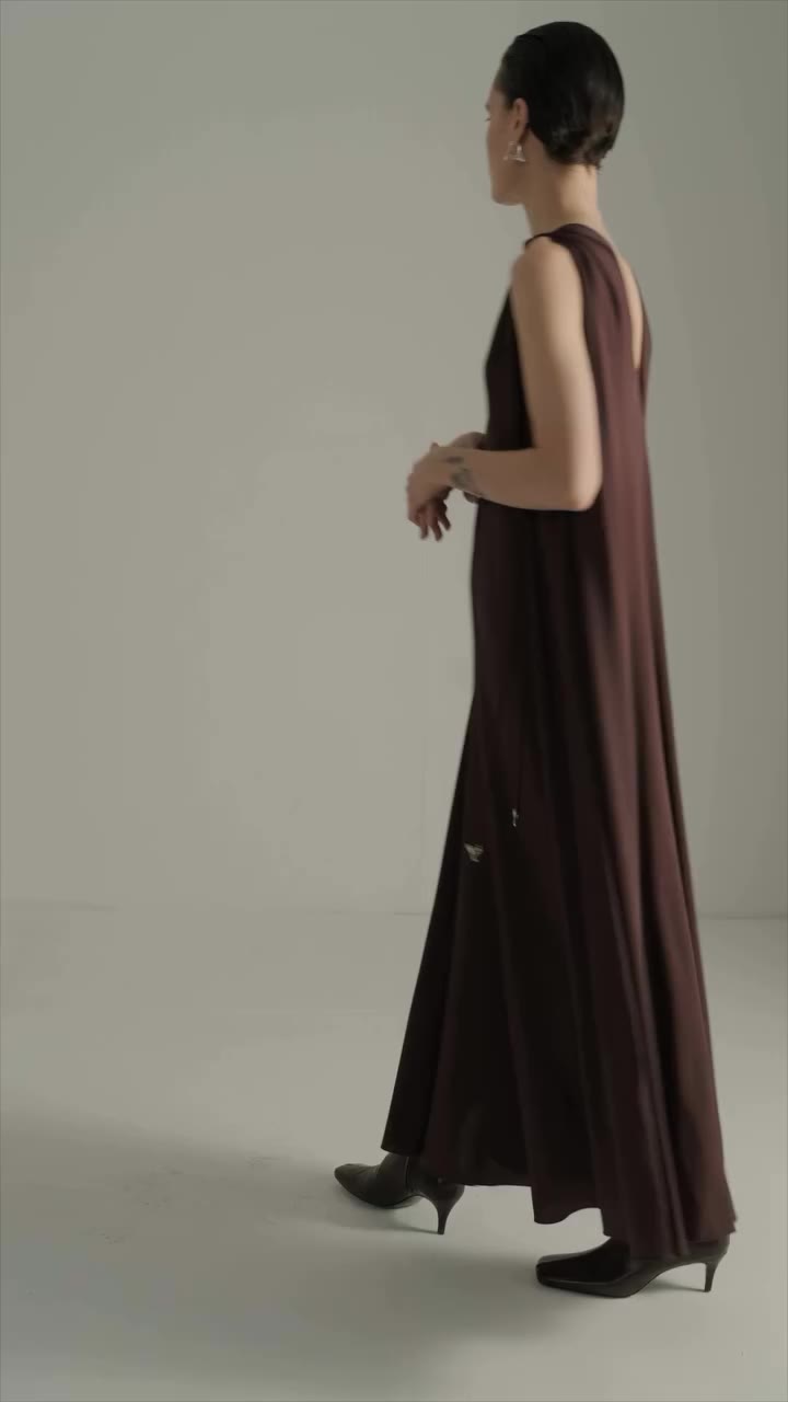 Embrace the summer ease with striking simplicity. Discover the effortless…