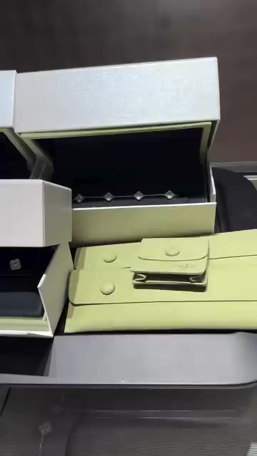 Unboxing a little piece of magic ✨ Van Cleef dreams turning into reality…
