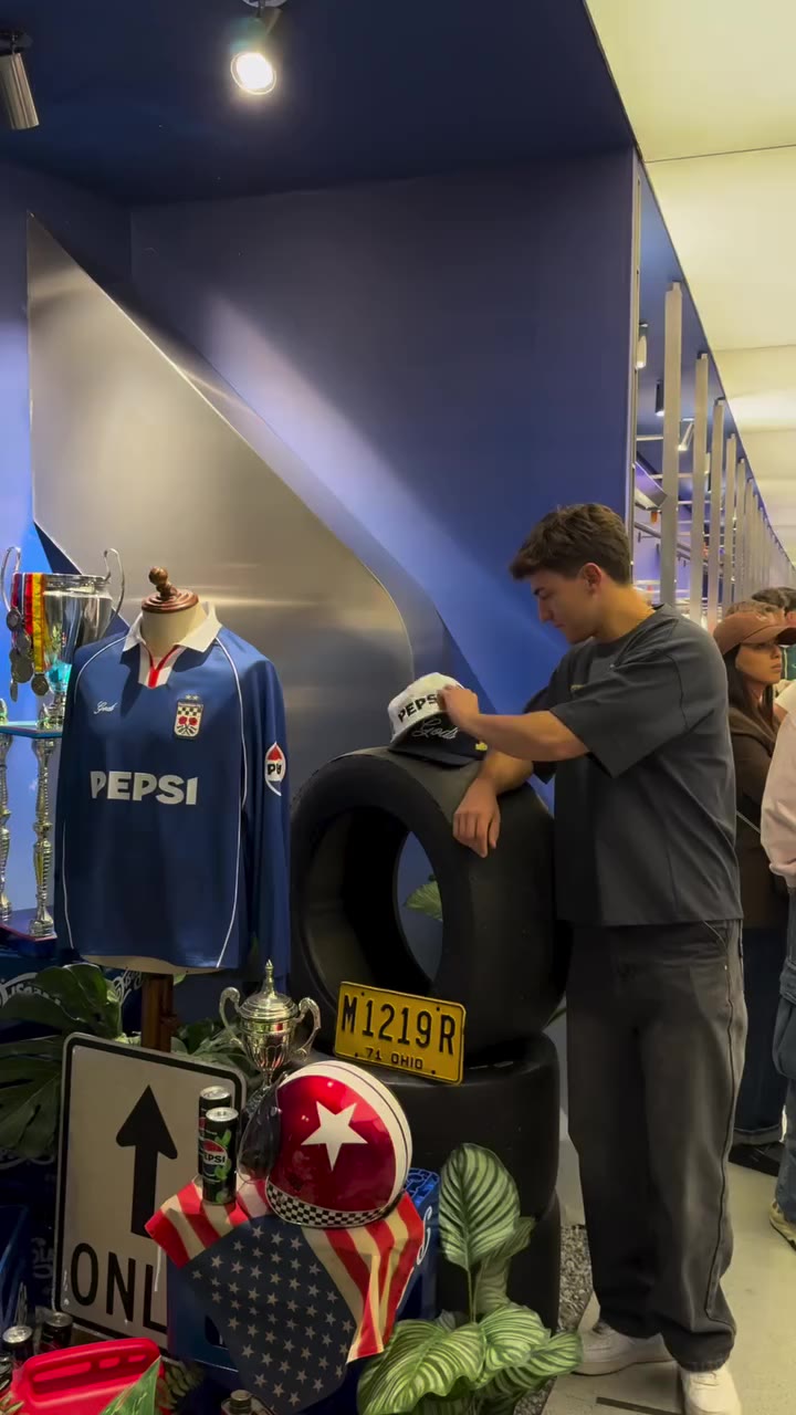 Publi. 🏁 @pepsi_es x @fakegodsbrand 💙 For stylish drivers.