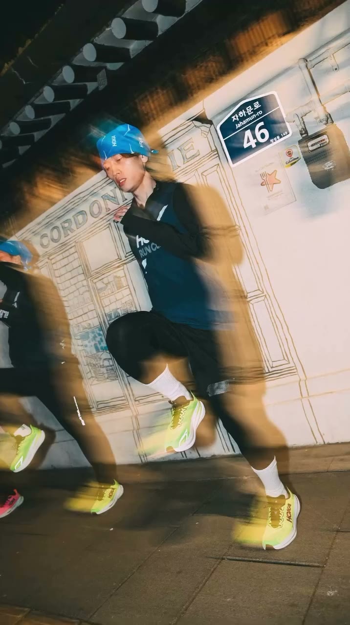 부쩍 추워진 날씨에도 많은 분들이 함께해 주신 2025년 HOKA Run Club 마지막 러닝 세션! 서촌의 밤길을 나란히 달리고…