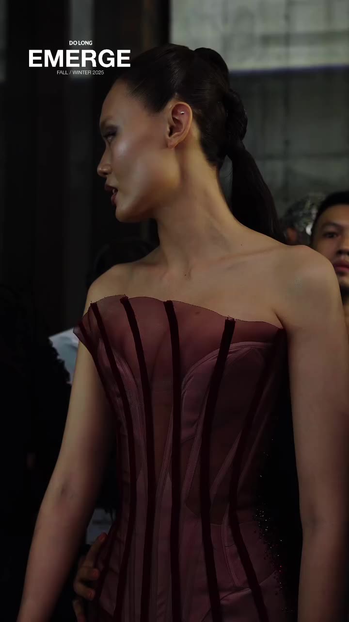 Model Thanh Thảo brings a captivating wine red design to the Emerge runway…
