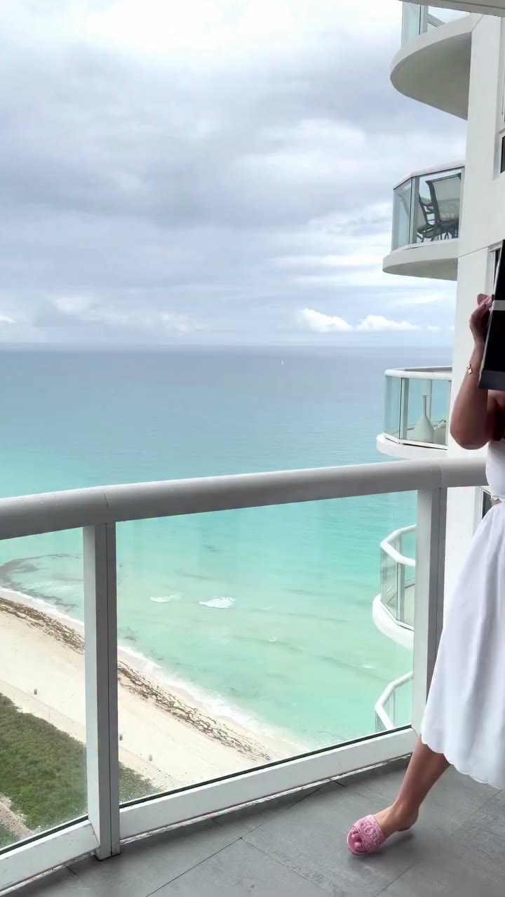 Miami weather ☔️🌧️ Perfect excuse for this 🤍🩷 Let’s unbox together…
