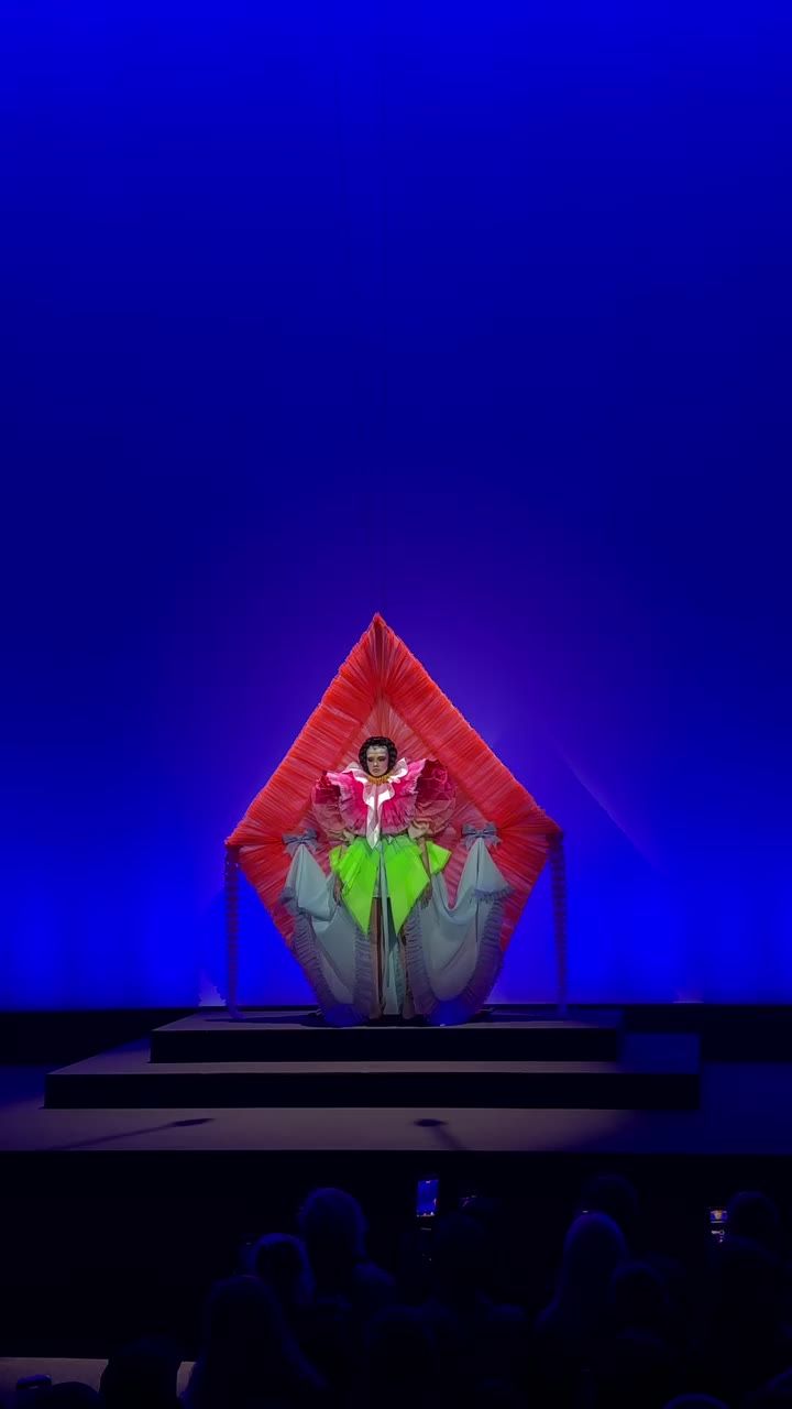 The @viktorandrolf SS26 show unfolded as a live stage performance, where…