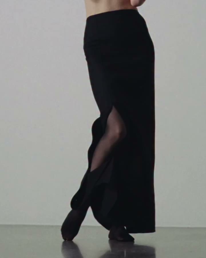 A skirt that fits like a glove A fit to figure classic wardrobe stable made of…