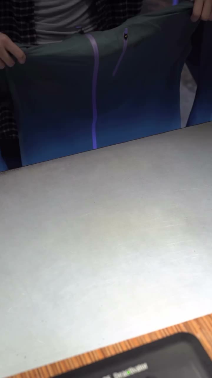 ASICS FUJITRAIL 越野跑防水透氣外套｜越野防護的終極解答 在變幻莫測的山徑中，裝備不只是服飾，更是身體的延伸。ASICS FUJITRAIL…