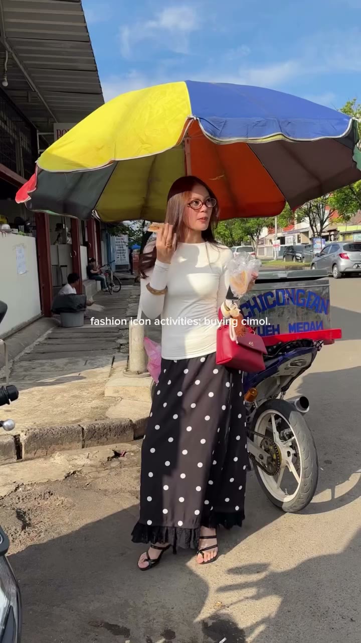 Mau jajan tahu bulat harus tetep geulis dong 😆 Mini Jenar Cherry Red-nya…