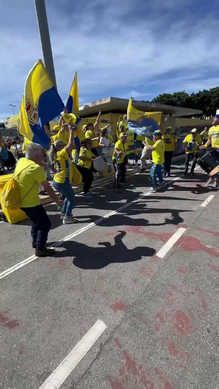 Nos fuimos al Estadio de Gran Canaria en busca de algún valiente hincha capaz…