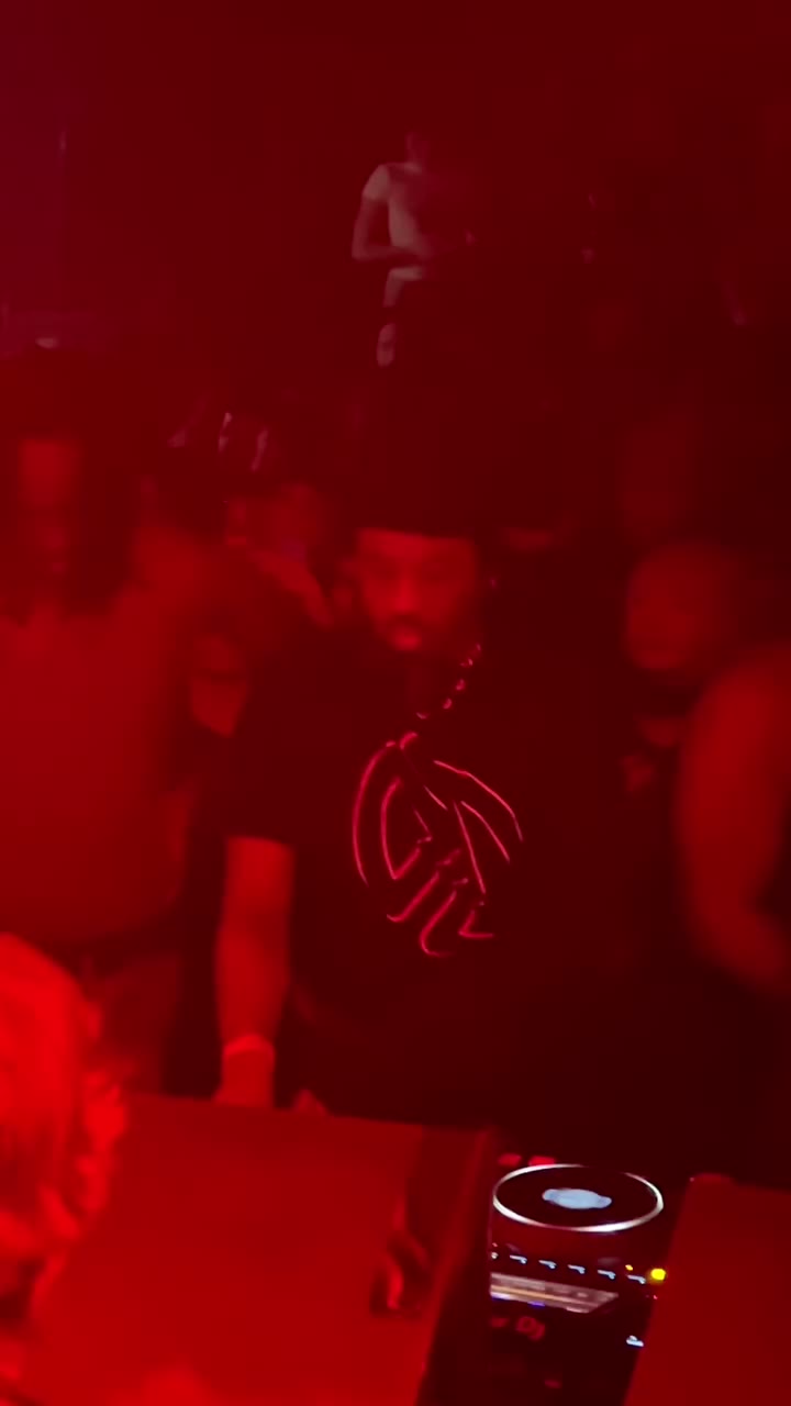 @broodooramses closing his set at Daddy Issue Party, handing the decks to…
