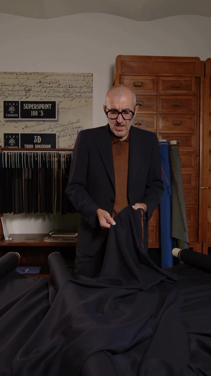 In this episode of Trame di F.lli Cerruti, Gigi highlights the blue blazer’s…