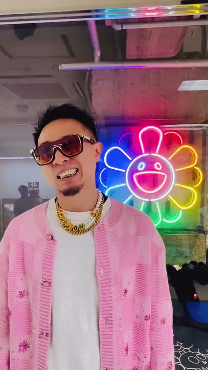 . 😁🌼 . . . . . . #takashimurakami #grillz