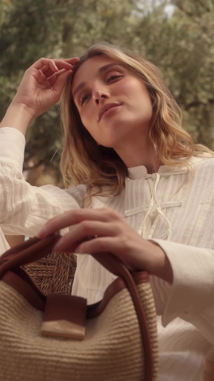 Jour de Printemps ! Le Liane en paille mêle la chaleur du cuir à la légèreté…