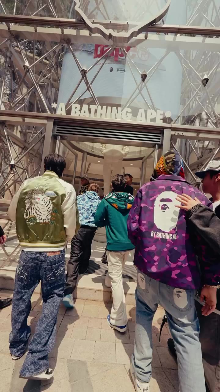 @lngshot4sho taking a break at BAPE CAFE!?®️ produced by FLIPPER’S HONG KONG…
