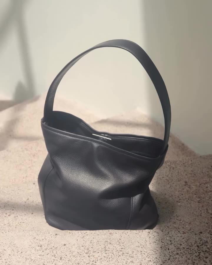 Magda, Dark Chocolate pebble