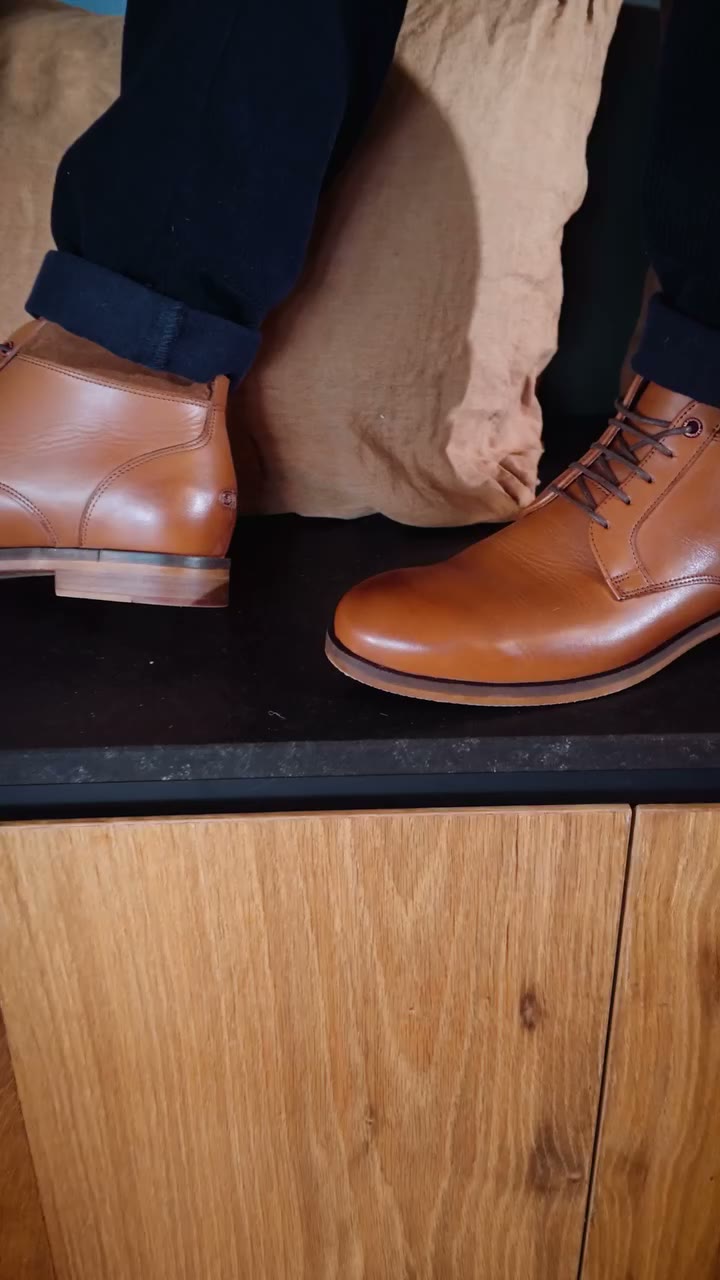 Le style, sans en faire trop⁠ ⁠ Un beau cuir cognac, une ligne simple… et…