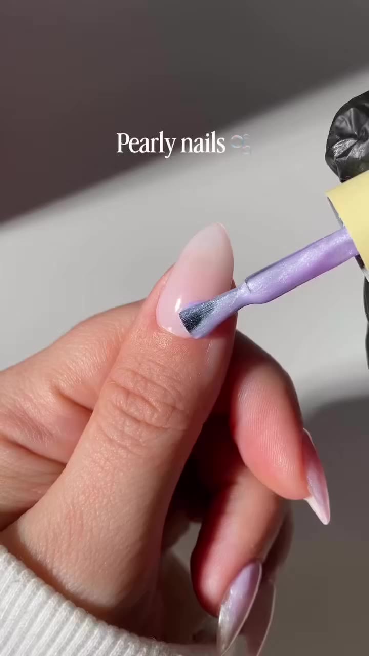 Your next nails are calling… pearly perfection only 🤍🐚 💅 @nails.by.analorena