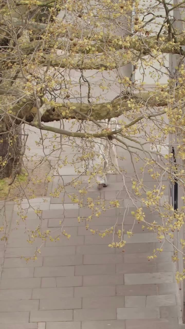 A day in London with @gracemurrphy, flowers in hand to meet her friends, our…