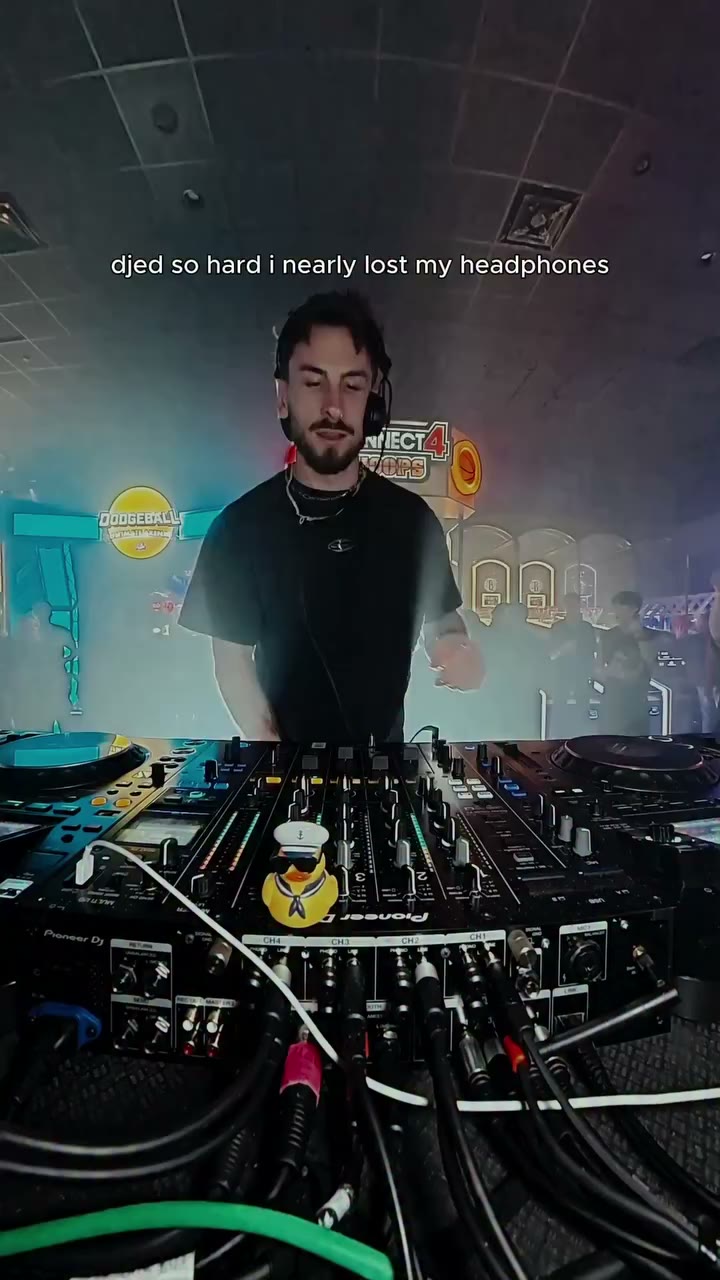 Absolutely throwin the faders around