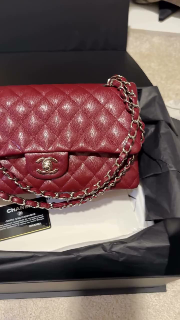 💫🫶🏼Like new condition classic medium double flap in burgundy caviar leather…