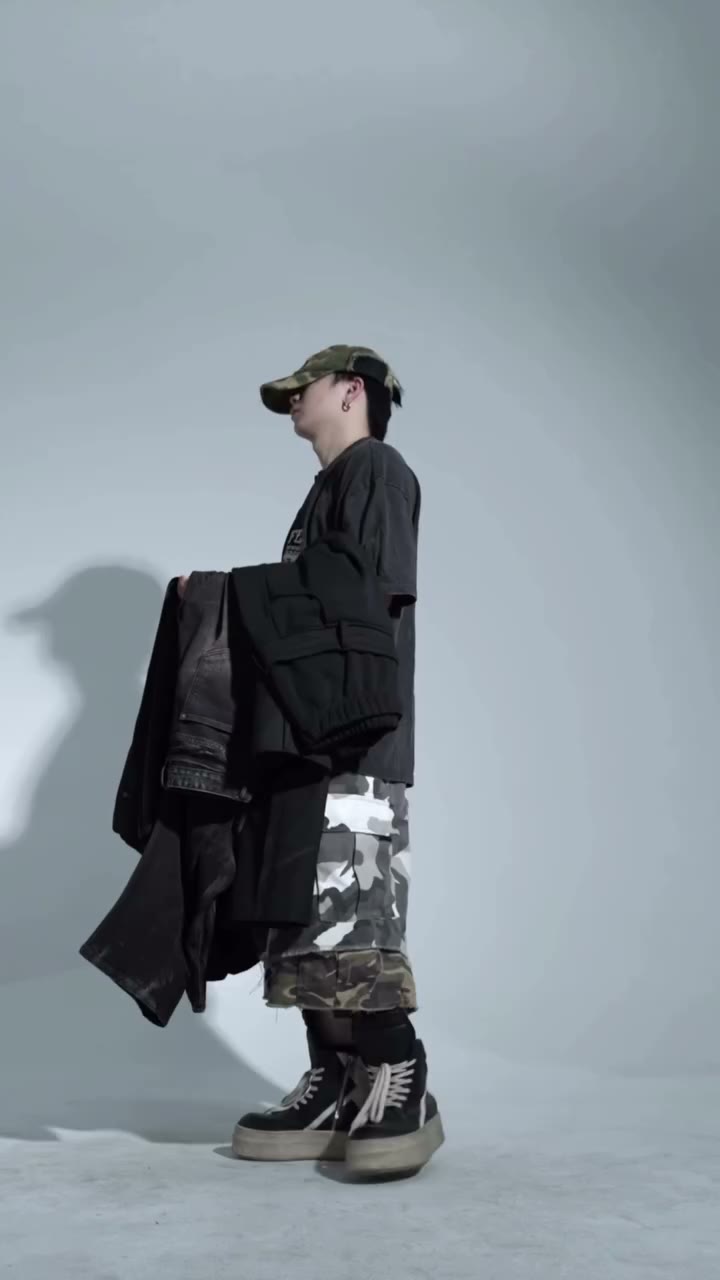 Most streetwear outfits don’t fail because of the top. They fail at the pants…