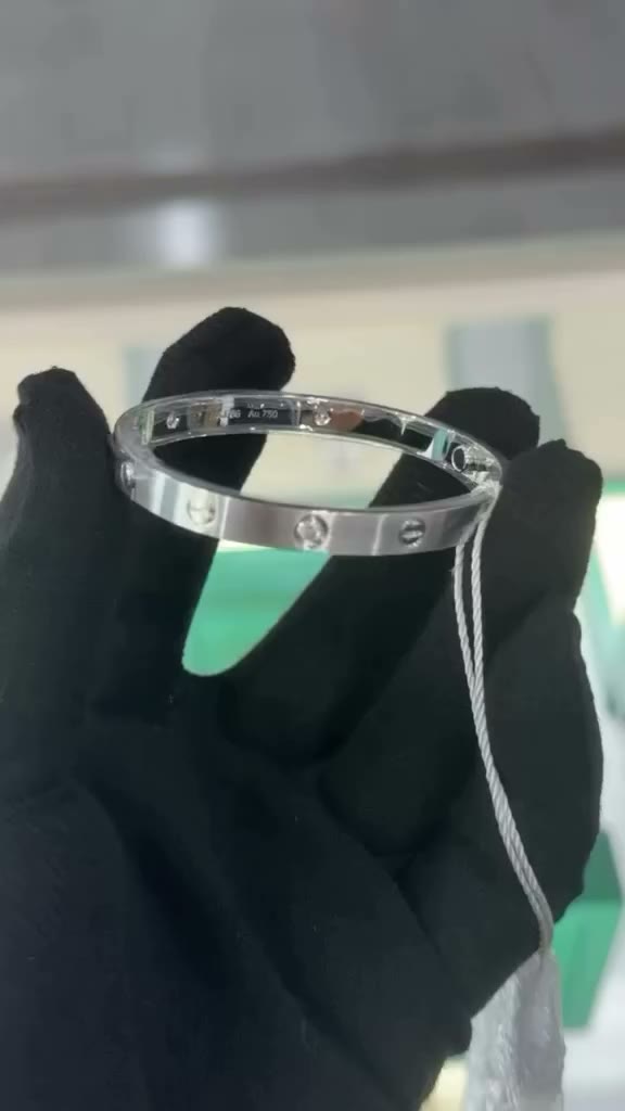 🔆Like new love bracelet brushed white gold. ▪️Size 17. ▪️Full set with receipt.