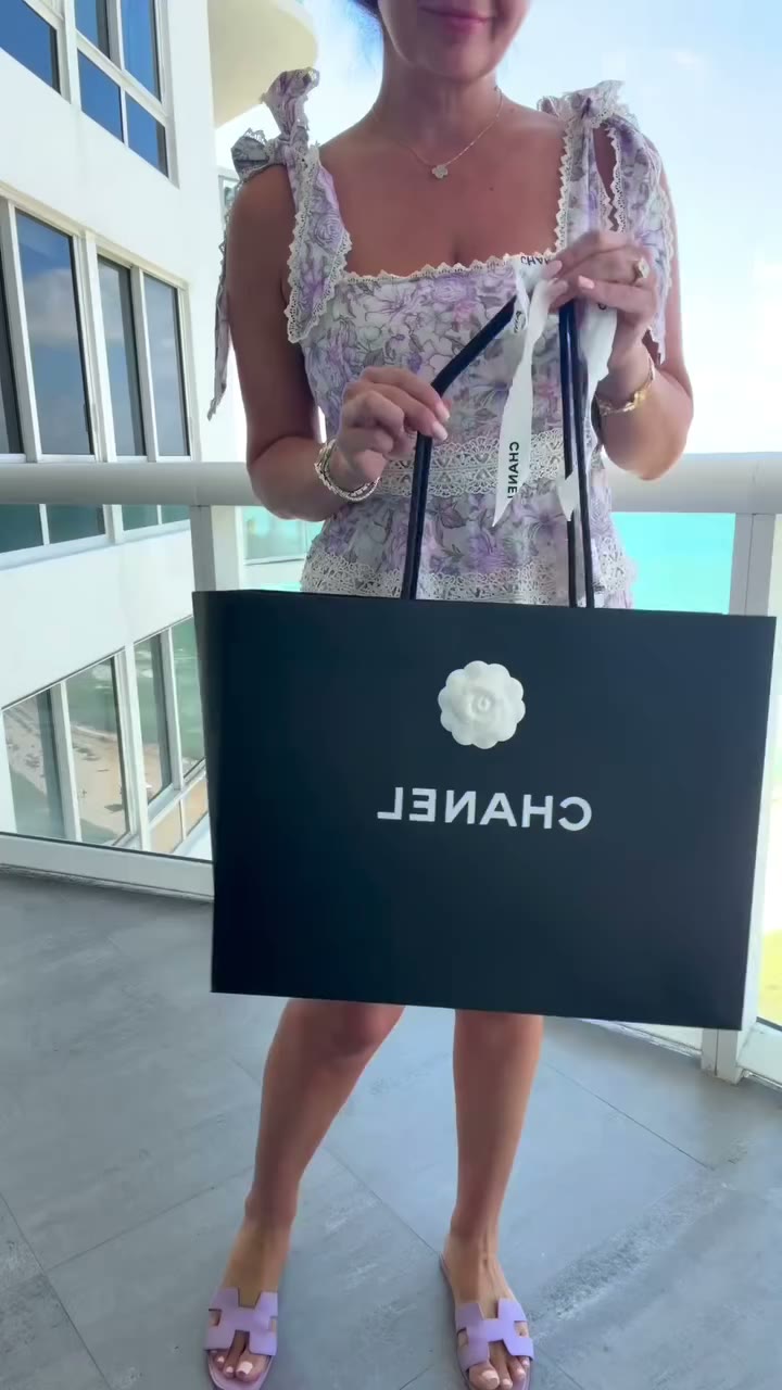Unboxing the most beautiful Chanel bag… wait until you see this color 🩷✨…