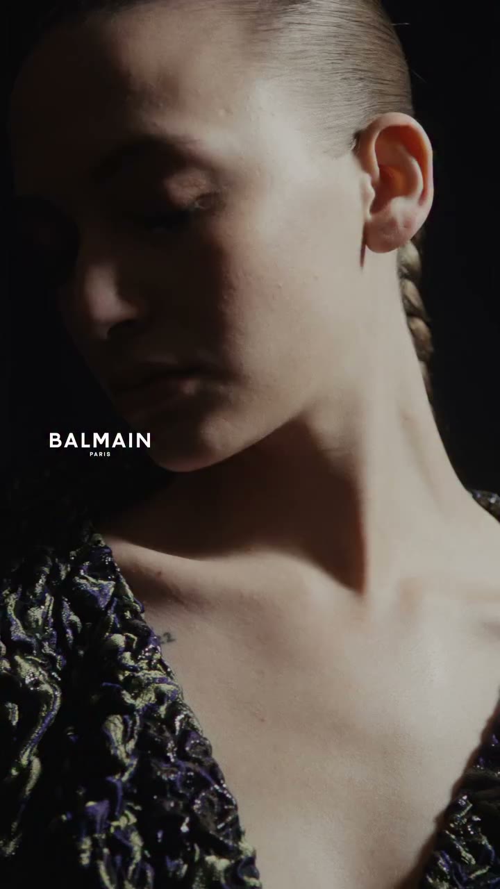 An interplay of contrasting hues. Look 44, Women’s Fall–Winter 2026 by Antonin…