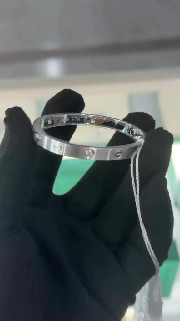🔆Like new love bracelet brushed white gold. ▪️Size 17. ▪️Full set with receipt.