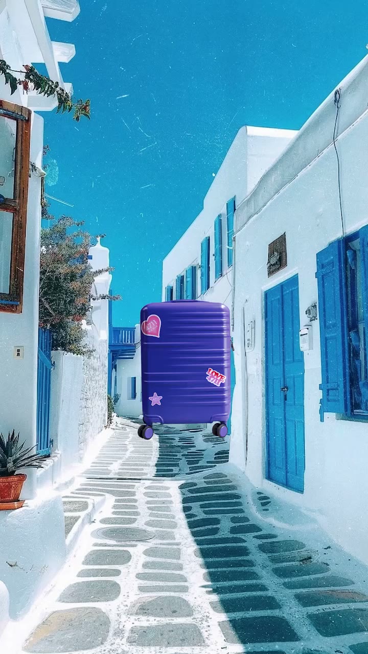 Let’s pack our bag for Mykonos. ☀️🌊✨ Sonnencreme, Sonnenbrille, salty hair…
