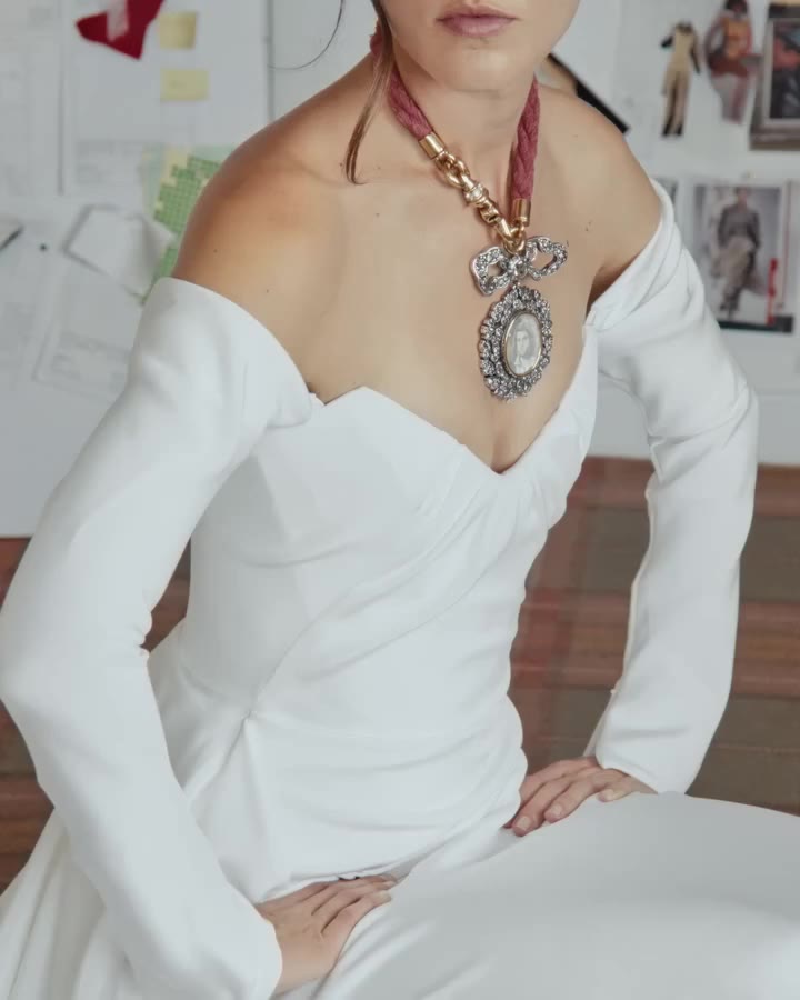 Sovereign 禮服以其奪目且充滿氣場的輪廓吸引眾人目光。設計靈感源自 2014 春夏系列典藏的 Bagpipe…
