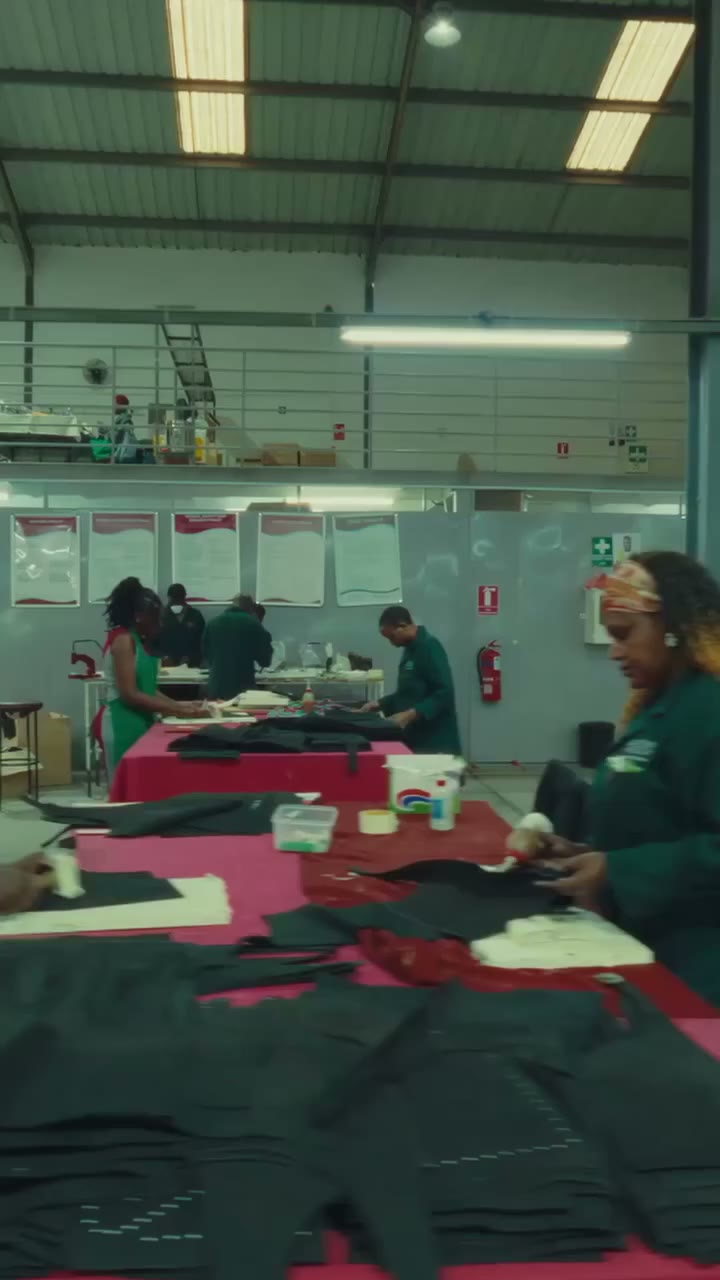 為了慶祝我們與 @ethicalfashion 的長期合作，以及與肯亞在地生產者的共同努力，Made in Kenya 系列始終是 Vivienne…