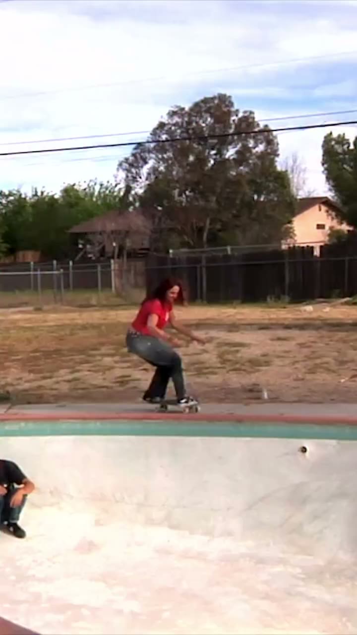 Hardest working girl in skateboarding? We think so! @ruby_lilley keeping it…