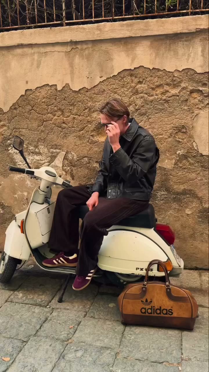 The sun, the shades, the pizza, the bike, that vintage bag... 🍕​ ​Go BTS in…