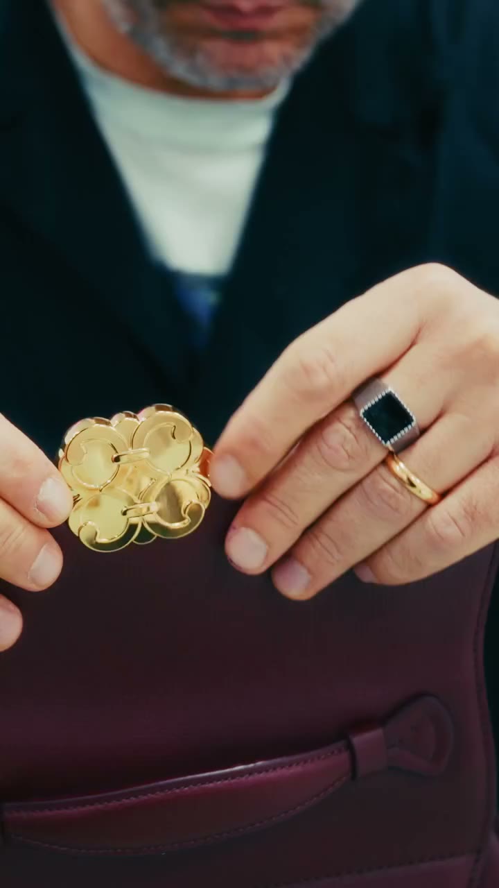 ᯽ Fermoirs, rivets et pièces métalliques sont posés à la main avec soin afin…
