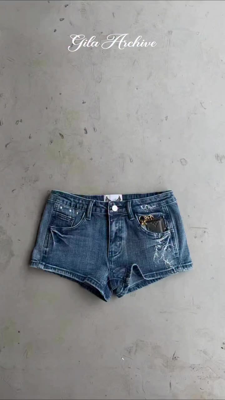 길라 아카이브의 베스트셀러 [TATTOOED GRAPHIC DENIM SHORT] 많은 성원에 신규 컬러가 발매되었습니다! 💙…