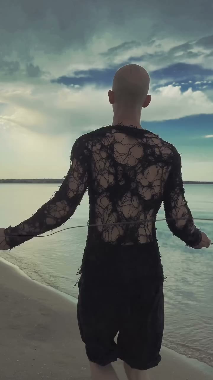 A natural warmup with silhouettes in tune with the surroundings. Natural…