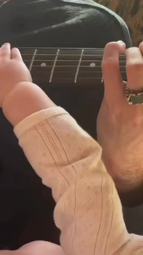 Helping Dad play for Father’s day. - Ouvrez grand les oreilles et les cœurs…