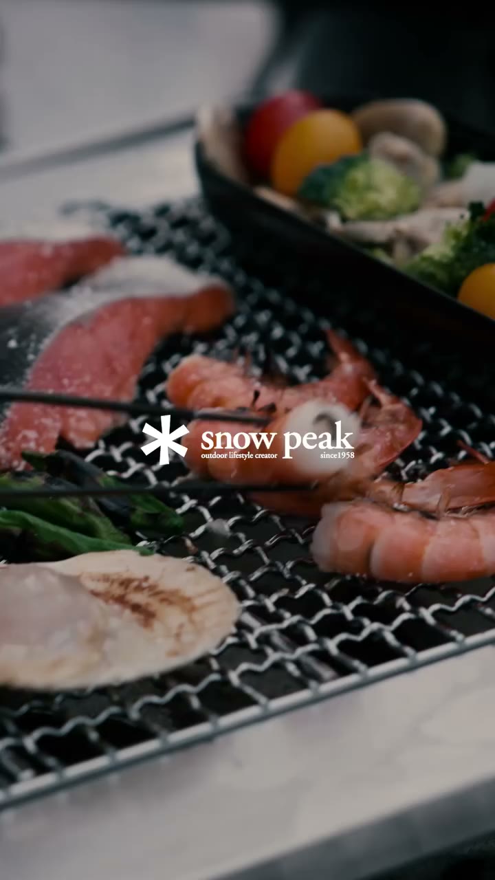 広い空の下で、仲間とテーブルを囲む。 キャンプで食べるごはんが美味しくて、楽しい理由。 それは、飾らず、気取らず、普段の自分でいられること。…