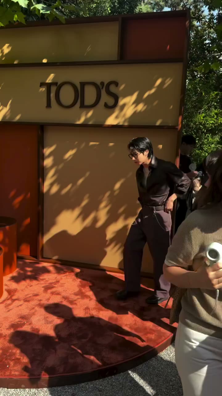 HAN JISUNG IN MILAN: A REINTERPRETATION OF TOD’S HERITAGE Marking his first…