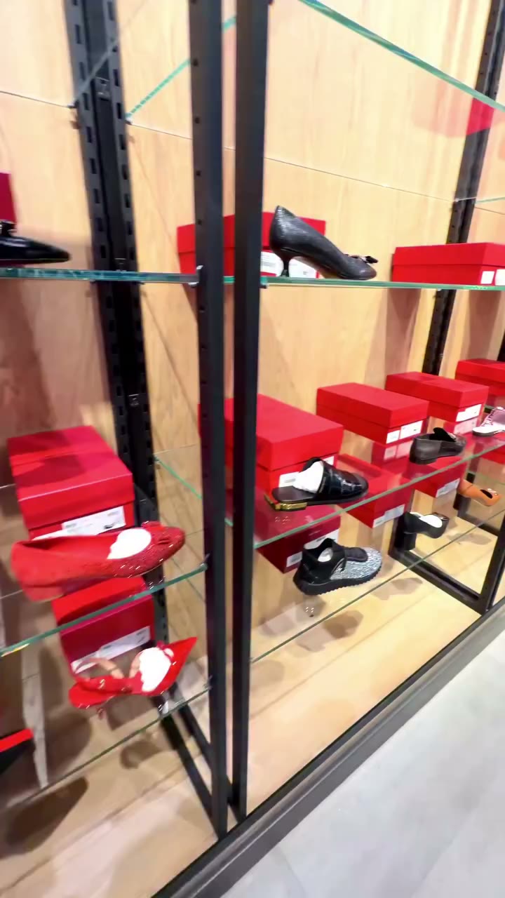 Ferragamo has arrived at Roosevelt Field! 👜 Explore men’s and women’s shoes…