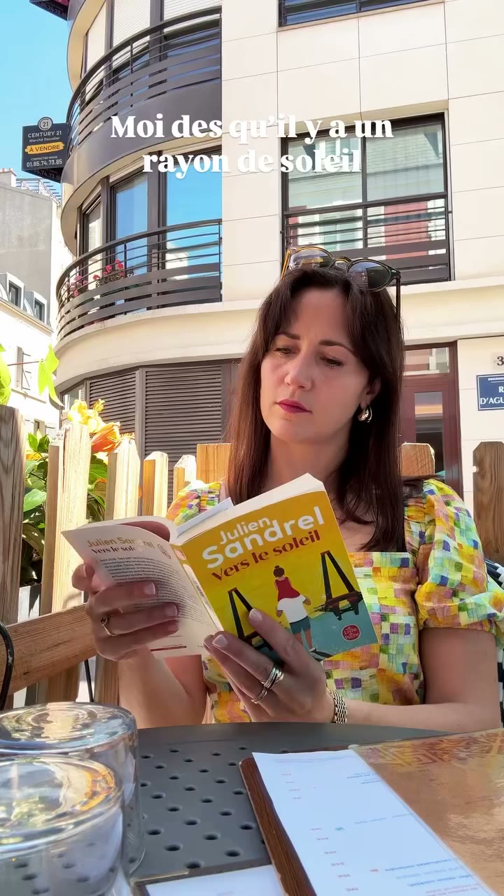 Dès qu’il y a un rayon de soleil, j’adore me poser en terrasse avec un bouquin…