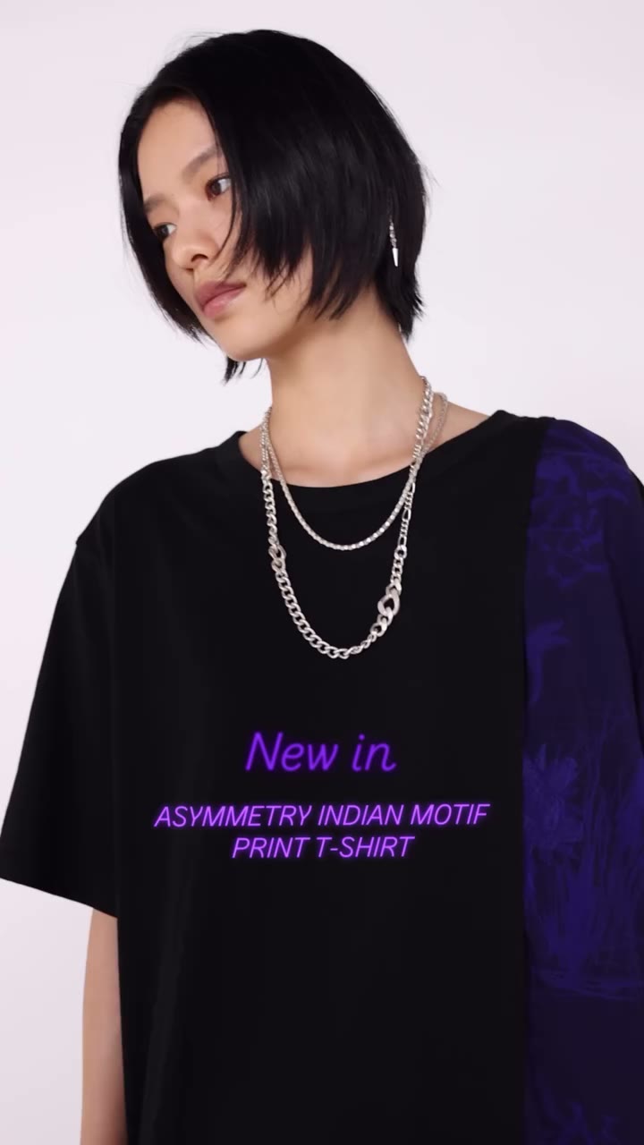 【NEW IN】 SS26 Jun.25：Available -ASYMMETRY INDIAN MOTIF PRINT T-SHIRT…