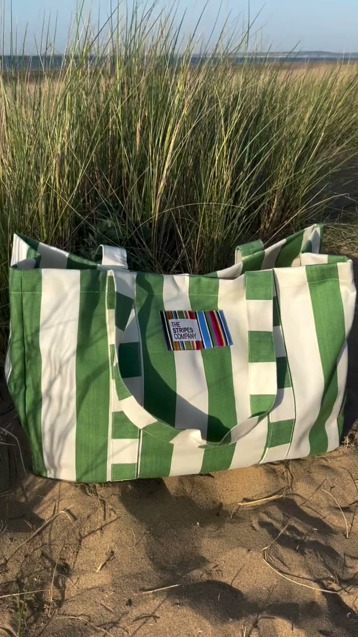 Sunshine, sea breeze, and the perfect beach bag. ☀️🌊💚 Summer is in full…